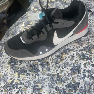 Nike men’s 8 venture running shoes in black, dark gray, and neon worn 2x